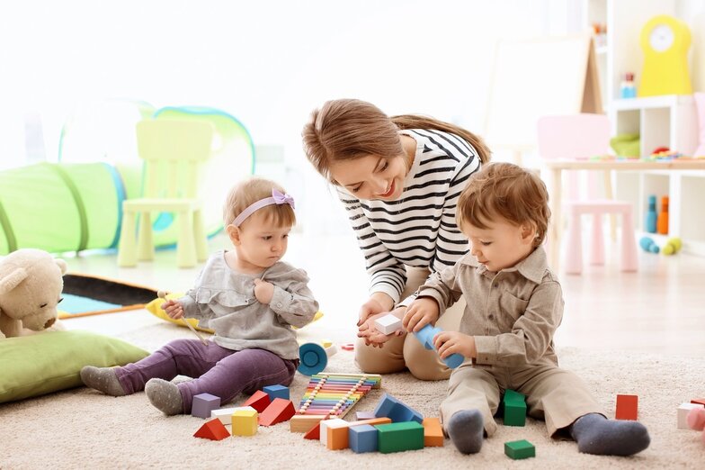 Dussmann KulturKindergarten Erzieherin spielt mit Kind