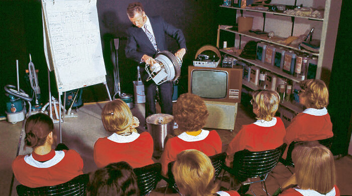 Further training for Dussmann employees Employees in the training room
