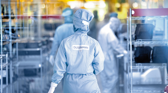 Cleanroom cleaning as a new service Dussmann employees in protective clothing