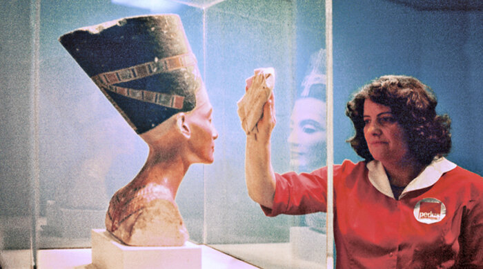 Museum services as a new portfolio at Dussmann Cleaner cleans in the museum "Nefertiti